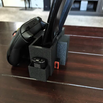 Giá đỡ tay cầm Xbox kèm khe để điều khiển TV, dàn âm thanh và logo đèn nền