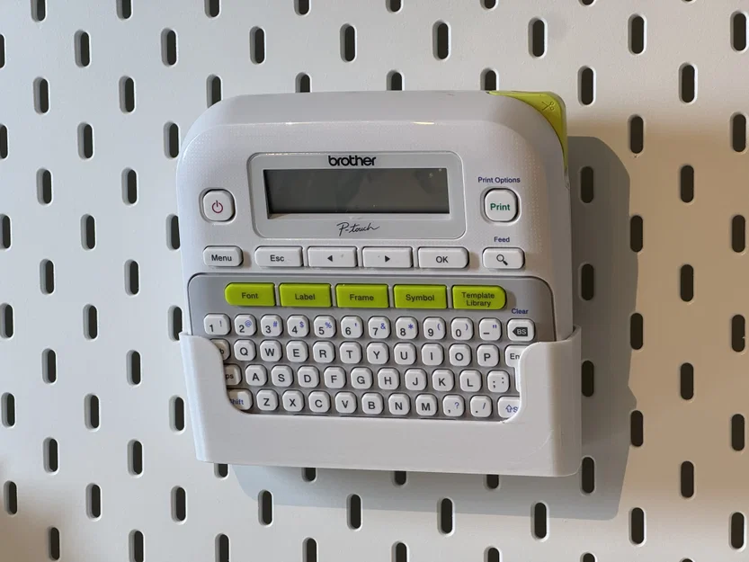 Giá treo tường cho máy in nhãn Brother PTD210 (hệ thống IKEA SKADIS) - Image 1