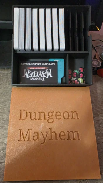 Hộp Đựng Dungeon Mayhem Hoàn Chỉnh với Nắp Khớp Khóa (Cho 12 Bộ Bài) - Image 1