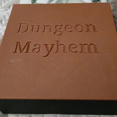 Hộp Đựng Dungeon Mayhem Hoàn Chỉnh với Nắp Khớp Khóa (Cho 12 Bộ Bài)