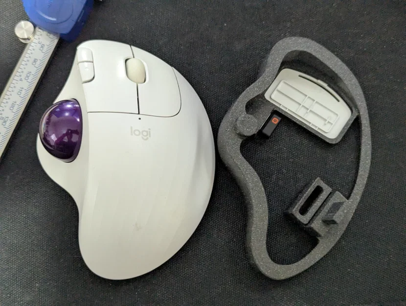Đế kê Logitech M575 tích hợp nắp pin và khe cắm USB Dongle - Image 1
