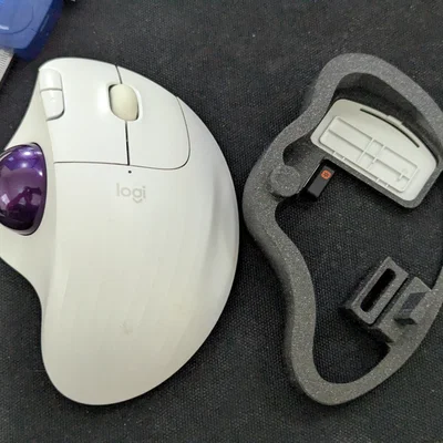 Đế kê Logitech M575 tích hợp nắp pin và khe cắm USB Dongle
