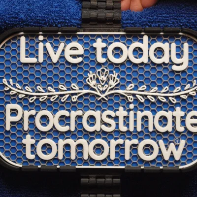 Bảng hiệu "Procrastinate Tomorrow" (Trì hoãn đến ngày mai)