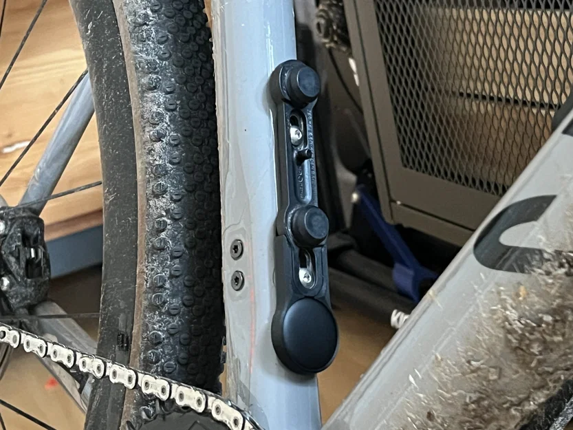 Giá đỡ AirTag X FIDLOCK - Gọn gàng và tinh tế - Image 1
