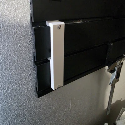 Ngàm 3D treo ổ cắm Hypertough lên tường Slatwall gọn gàng