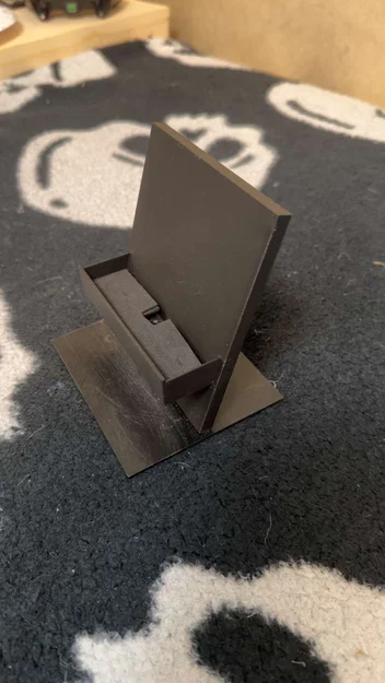 Giá đỡ điện thoại 3D để bàn tiện lợi tích hợp khe cắm sạc - Image 1