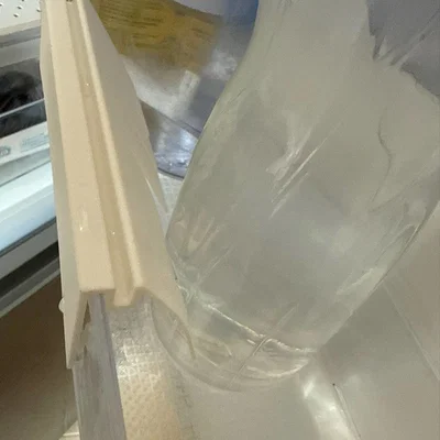 Thanh cố định chai lọ tủ lạnh (Bottle stabilizer) tiện lợi