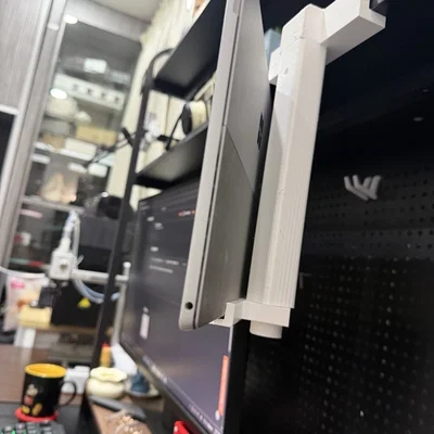Giá đỡ Microsoft Surface gắn bảng Pegboard & Kệ bàn - M20 có thể điều chỉnh
