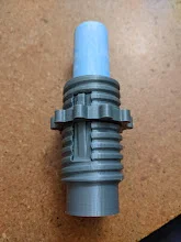 Dụng cụ kẹp phấn vẽ sân V2 gắn cán chổi tiện lợi - File in 3D - Image 1