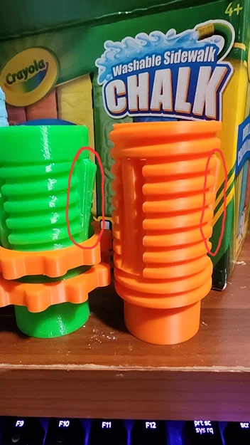 Dụng cụ kẹp phấn vẽ vỉa hè gắn vào cán chổi/cọ sơn V3 - Image 2