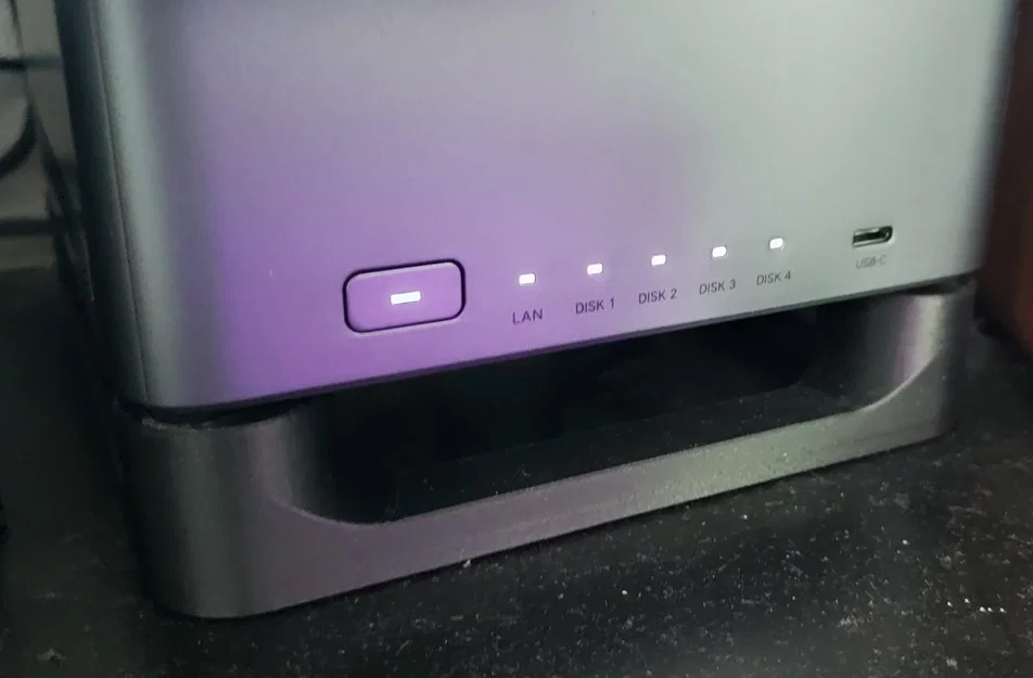 Chân đế UGREEN NAS DH4300+ hỗ trợ tản nhiệt và lưu thông không khí - Image 1
