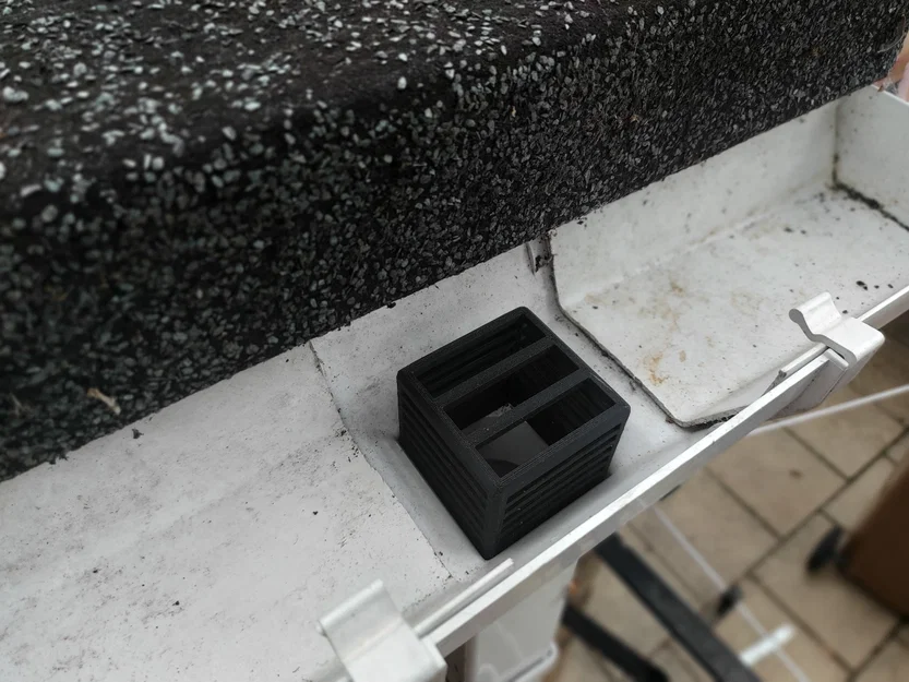 Lưới lọc lá cho ống thoát nước (Downpipe Leaf Guard) - Image 1