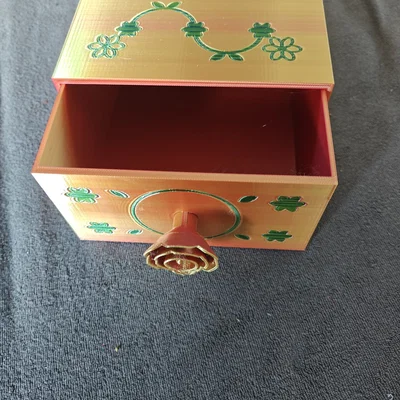 Hộp Đựng Trang Sức Hình Hoa Hồng — Tủ Ngăn Kéo Có Họa Tiết Hoa Văn (In 2 Màu)