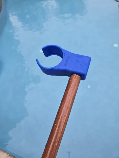 Giá đỡ chai lấy mẫu nước hồ bơi (cải tiến cho cán chổi gỗ) - Image 2