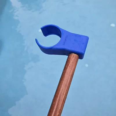 Giá đỡ chai lấy mẫu nước hồ bơi (cải tiến cho cán chổi gỗ)