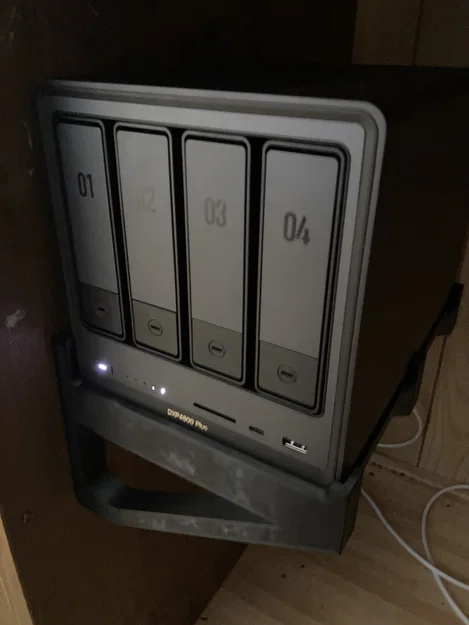 Giá treo tường chắc chắn cho Ugreen NAS 4800 Pro và Plus - Image 1