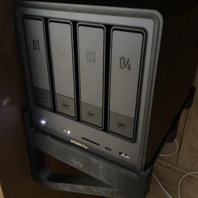 Giá treo tường chắc chắn cho Ugreen NAS 4800 Pro và Plus
