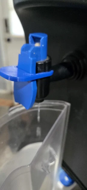 Dụng cụ hỗ trợ lấy nước từ bình nước (Water dispenser holder) - Image 1