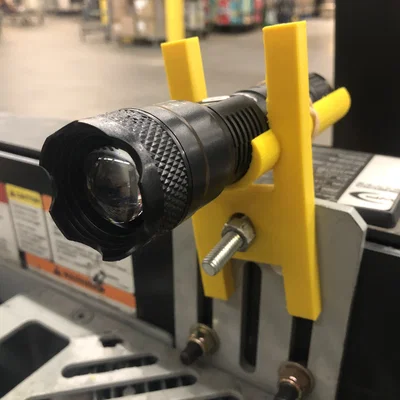 Giá đỡ đèn pin cho xe nâng tay - Phụ kiện in 3D hữu ích cho kho xưởng