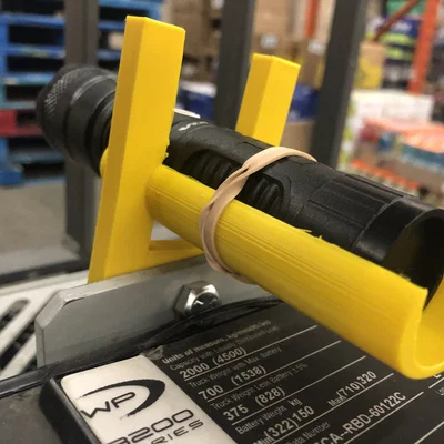 Giá đỡ đèn pin cho xe nâng tay - Phụ kiện in 3D hữu ích cho kho xưởng