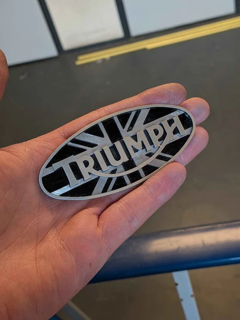 Logo gắn lốc máy Triumph 955i/T509 - Image 1