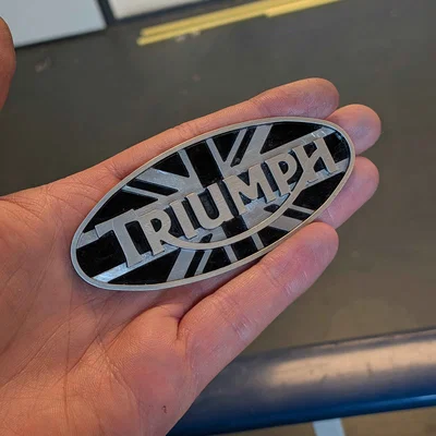 Logo gắn lốc máy Triumph 955i/T509