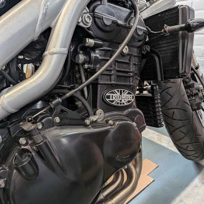 Logo gắn lốc máy Triumph 955i/T509