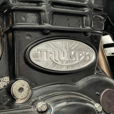 Logo gắn lốc máy Triumph 955i/T509