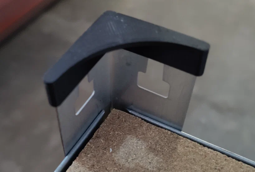 Nắp bảo vệ góc kệ kim loại - Phụ kiện an toàn in 3D hiệu quả - Image 1
