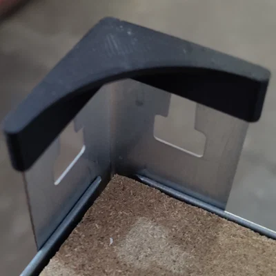Nắp bảo vệ góc kệ kim loại - Phụ kiện an toàn in 3D hiệu quả