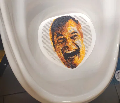 Tấm lưới tiểu nam hình Nigel Farage - Image 1