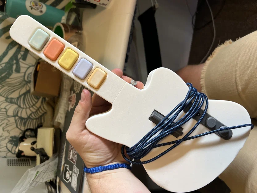 ModCaster - Tay cầm Guitar Hero/Clone Hero dạng di động - Image 1