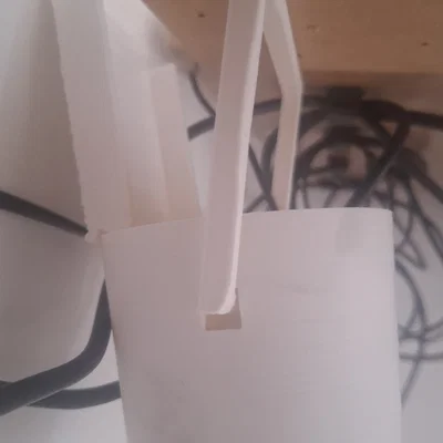Thùng rác gắn dưới gầm bàn để đựng rác nhựa thừa khi in 3D