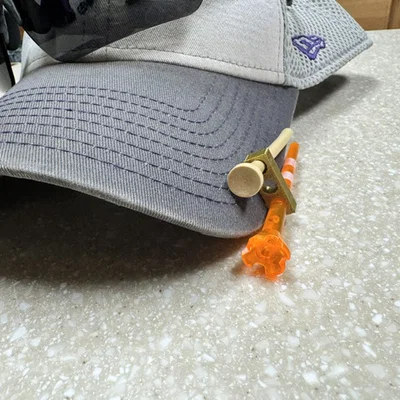 Tee holder: Phụ kiện gắn cọc golf tiện ích trên vành mũ
