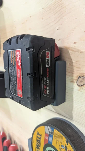 Giá treo pin Milwaukee M18 gắn tường, gầm kệ gọn gàng - Image 2