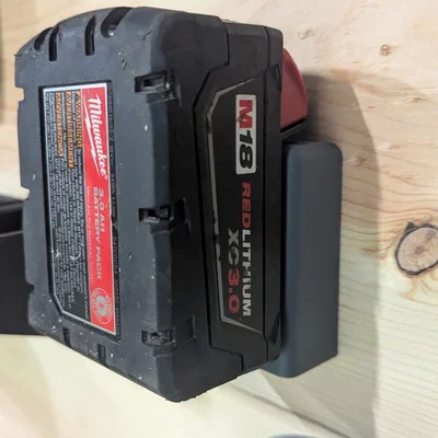 Giá treo pin Milwaukee M18 gắn tường, gầm kệ gọn gàng