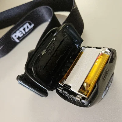 Khung pin cho đèn đeo đầu Petzl Core