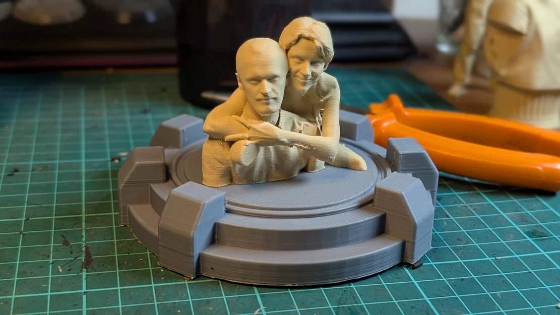 Mô hình 3D Close Embrace - Tác phẩm nghệ thuật trang trí bàn làm việc - Image 1