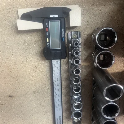 Giá treo tường cho thước kẹp Vernier