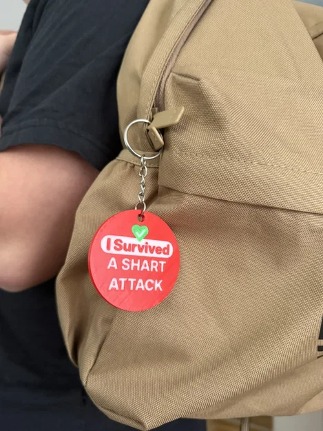 Móc khóa hài hước "I survived a SHART ATTACK" - Image 1