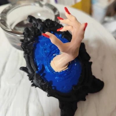 Mô hình bàn tay ma mị xuyên qua khung gương 3D độc đáo