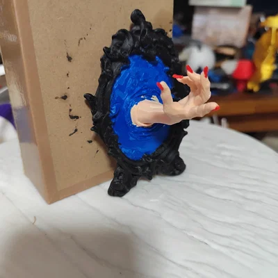 Mô hình bàn tay ma mị xuyên qua khung gương 3D độc đáo