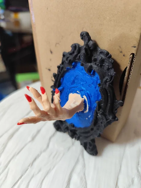 Mô hình bàn tay ma mị xuyên qua khung gương 3D độc đáo - Image 4