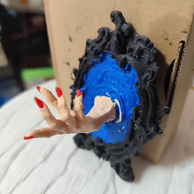 Mô hình bàn tay ma mị xuyên qua khung gương 3D độc đáo