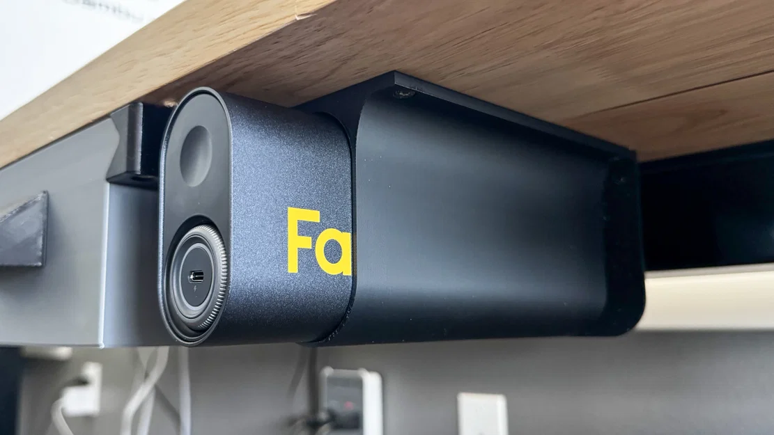 Giá treo Fanttik F2 Pro gắn dưới mặt bàn gọn gàng - Image 1