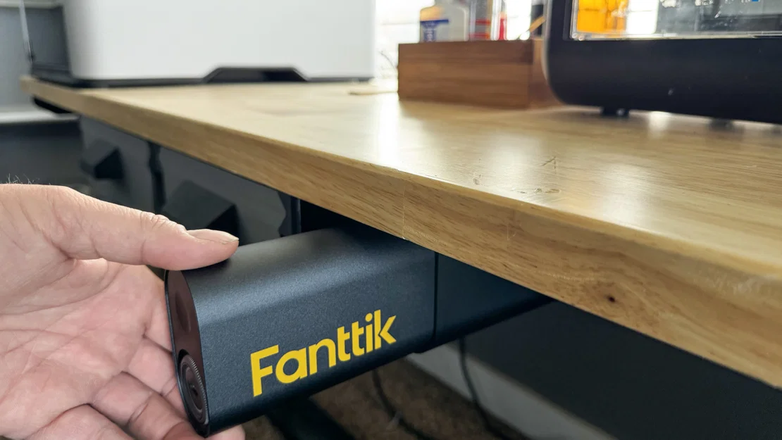Giá treo Fanttik F2 Pro gắn dưới mặt bàn gọn gàng - Image 4