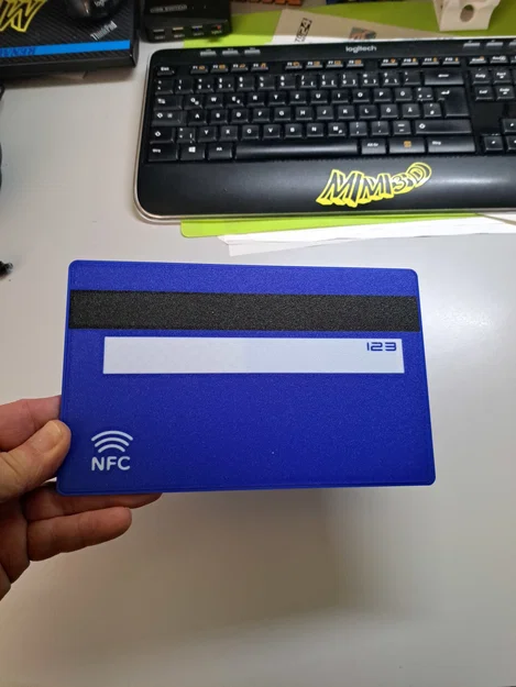 Thẻ Tín Dụng Khổng Lồ Siêu Hài Hước Có Khe Cắm NFC - Image 4