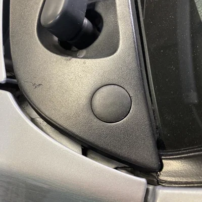 Nắp che vít ốp nhựa chắn gió cho xe Mazda 323 BF