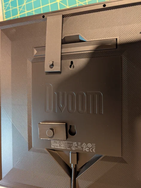 Giá treo tường cho Divoom Pixoo 64 dùng miếng dán Command Strip - Image 2