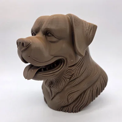 Tượng bán thân chó Rottweiler đang cười